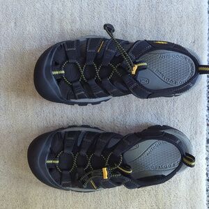 Keen sandals like new in black